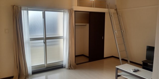 居室・リビング　備品や設備仕様は号室等により異なります現地をご確認下さい。