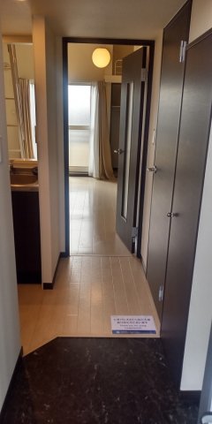 玄関　備品や設備仕様は号室等により異なります現地をご確認下さい。