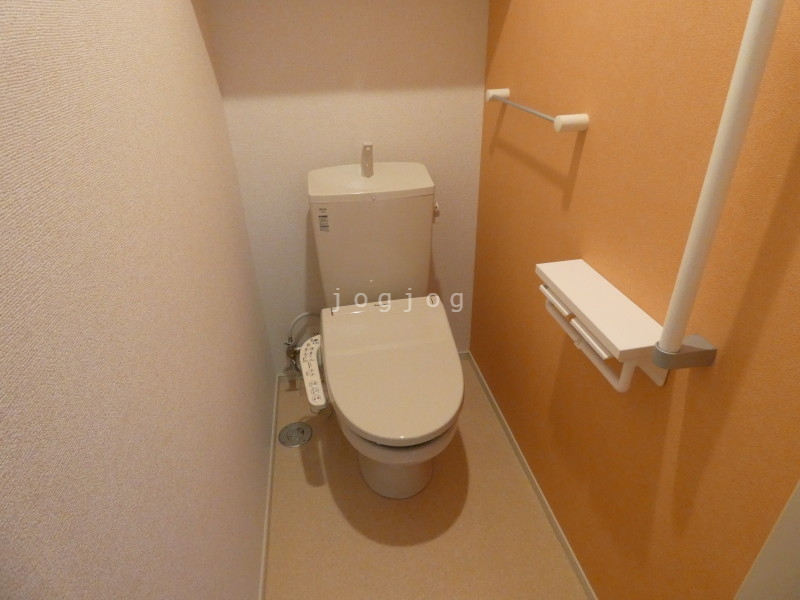 トイレ　嬉しい温水洗浄便座付きのトイレです。