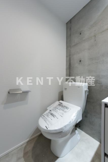 トイレ　落ち着いた色調のトイレです