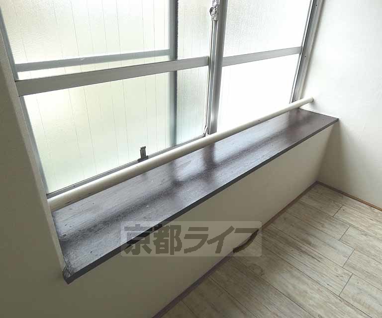 その他設備　採光面は出窓仕様です。