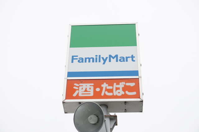 コンビニ　ファミリーマート（コンビニ）まで1158m