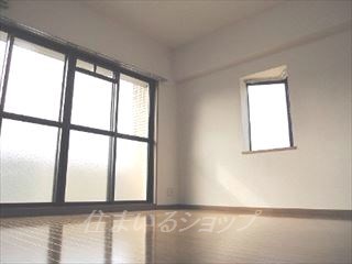 居室・リビング　開口部が広く明るいお部屋です