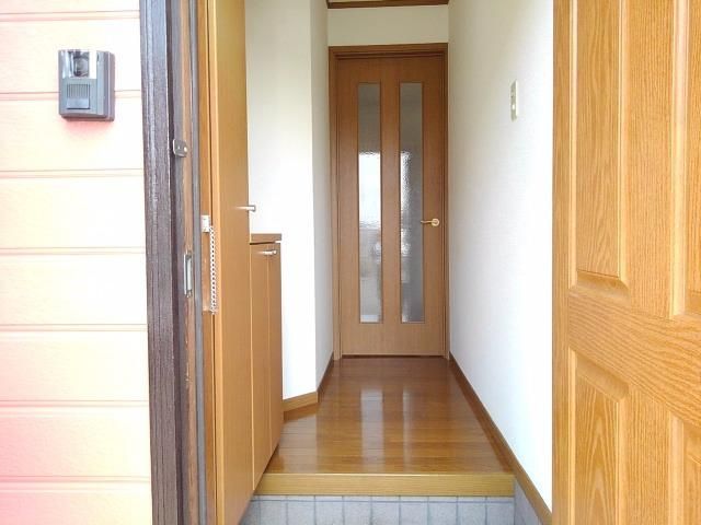 ＪＲ宇都宮線 小山駅 バス乗車時間：25分 最寄りバス停で下車 徒歩6分 2階建 築26年の玄関写真