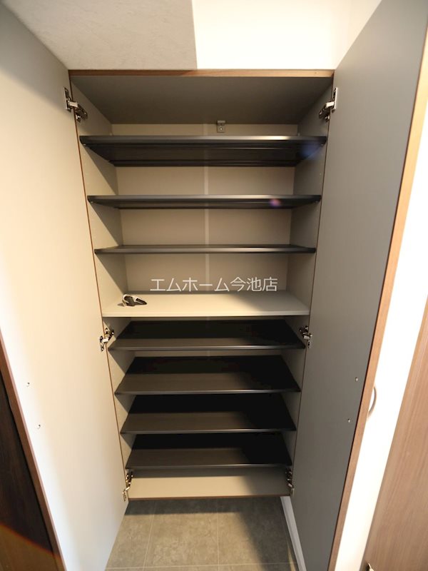 玄関　玄関　シューズボックス付