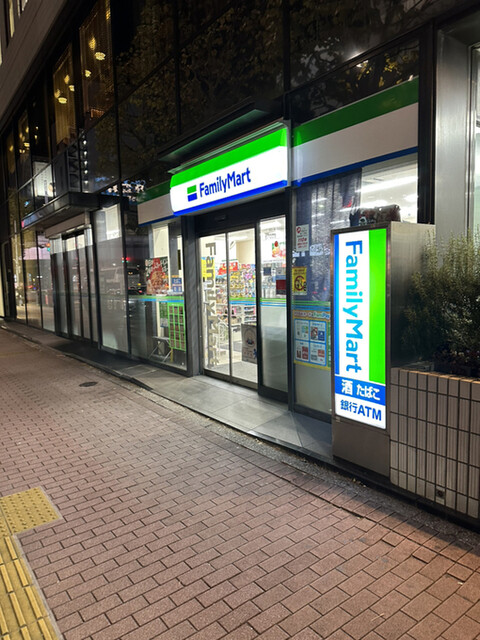 コンビニ　ファミリーマート 銀座八丁目店（コンビニ）まで75m