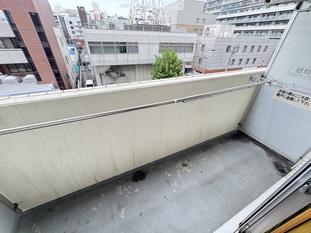 バルコニー　退去前につき、現況優先