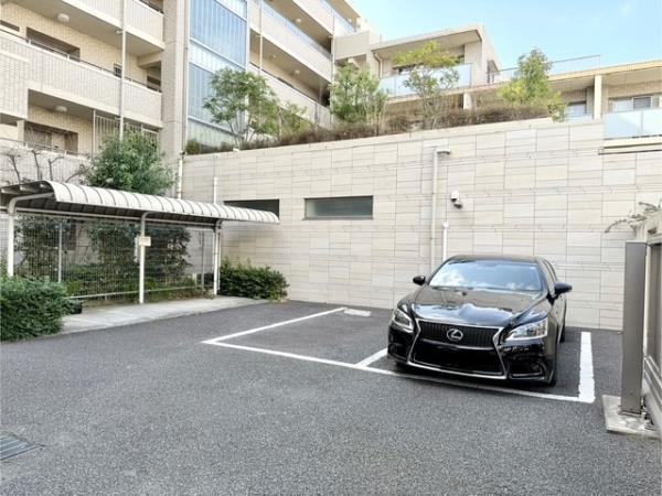 駐車場　駐車場に車を止められます