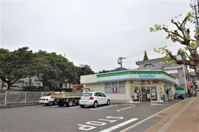 コンビニ　ファミリーマート長崎油木町店（コンビニ）まで328m