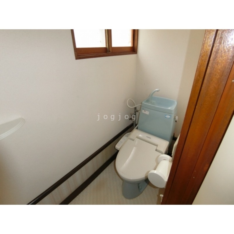 トイレ　嬉しい温水洗浄便座付きのトイレです。