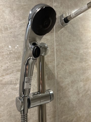 駐車場　シャワーヘッドに付いたボタンを押すだけで、吐水・止水を繰り返