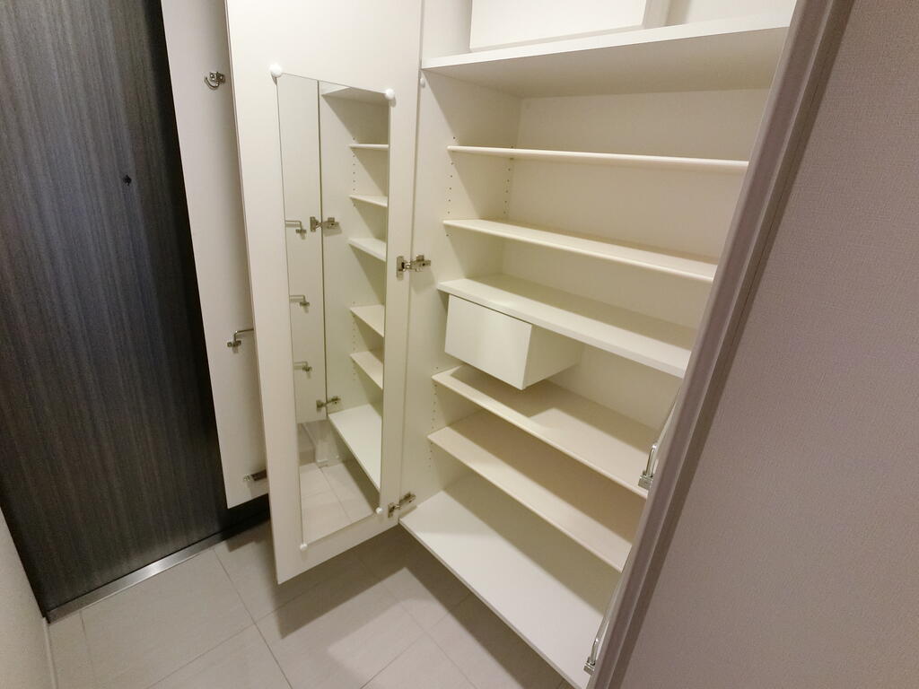 シーンズ南森町の玄関写真