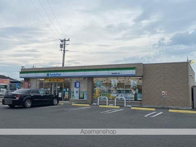 コンビニ　ファミリーマート（コンビニ）まで920m