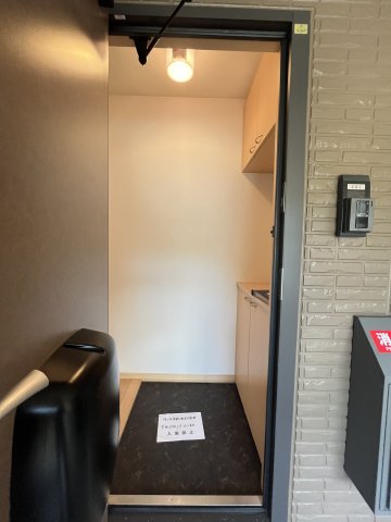 玄関　イメージ201号室の写真（反転あり）