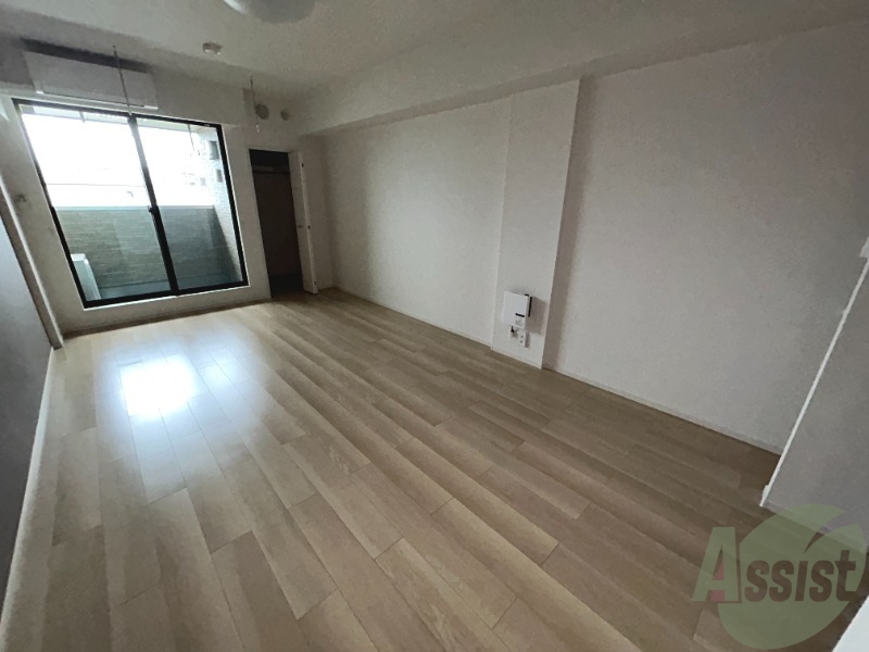 居室・リビング　１３．５帖のリビングです。暖かな印象のお部屋ですね。