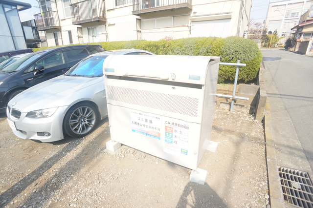 その他共有部分　蓋つきのゴミ置き場。衛生的ですね♪