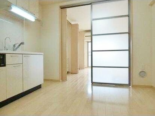 アール・ケープラザ新横浜3の居間写真