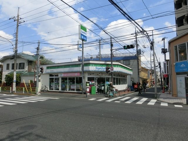 コンビニ　ファミリーマート（コンビニ）まで500m