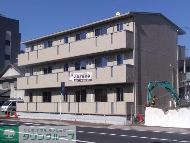 建物外観　タイル貼りのオシャレな外観です