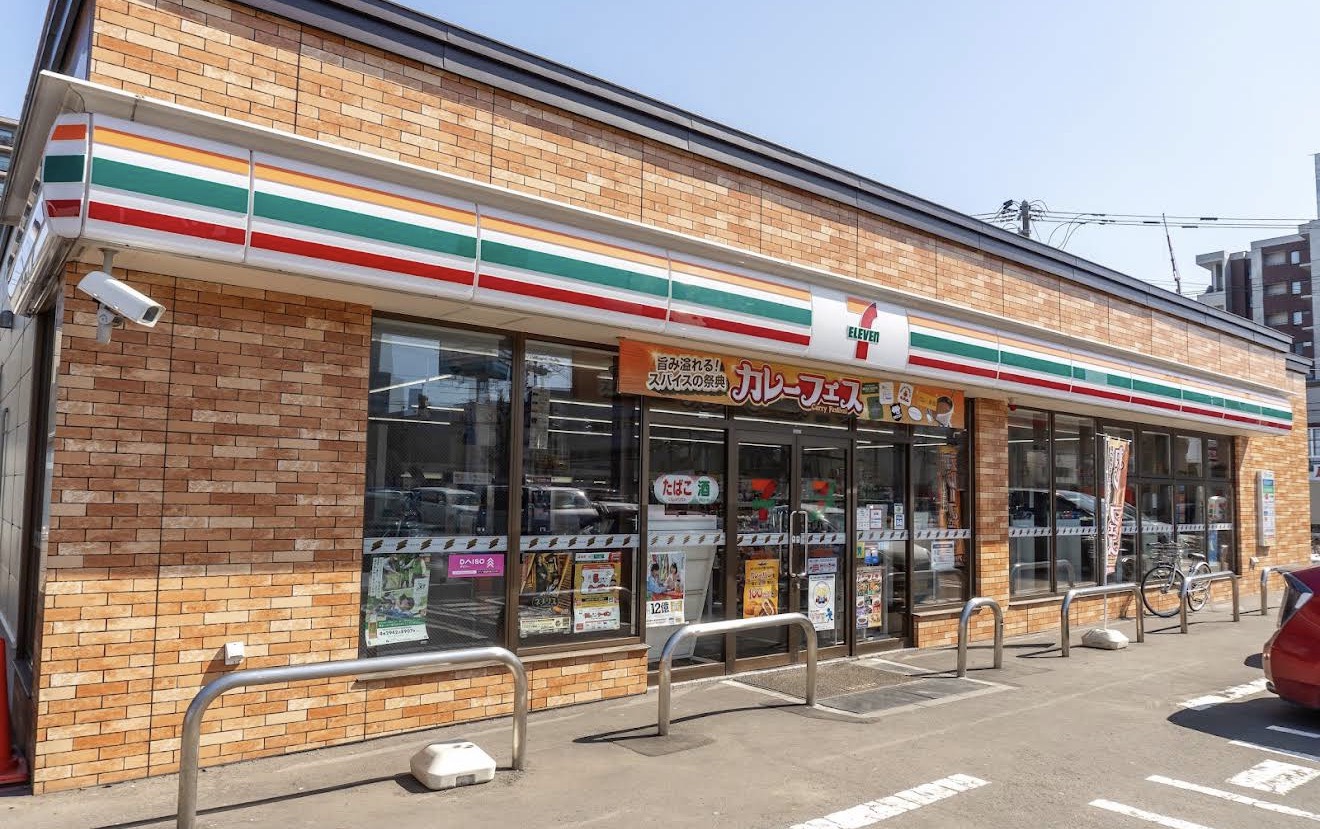 コンビニ　セブンイレブン札幌北8条東5丁目店（コンビニ）まで185m