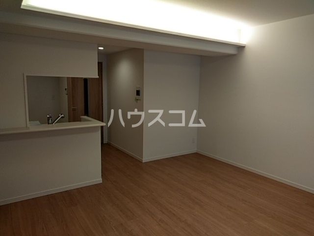 ロイジェント日吉の居間写真