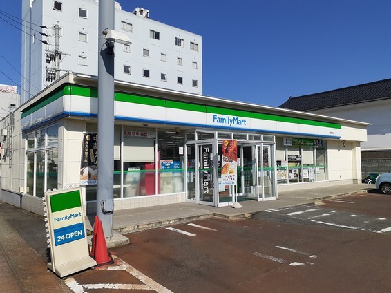 コンビニ　ファミリーマート天童駅前店（コンビニ）まで260m