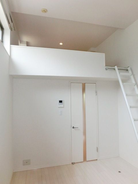 居室・リビング　ロフト付きなので天高ですね