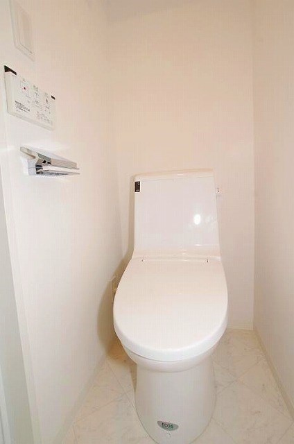 トイレ　落ち着いた色調のトイレです