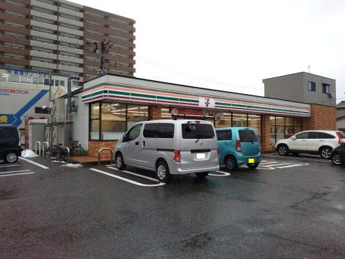 コンビニ　セブンイレブン 新潟下木戸2丁目店（コンビニ）まで597m