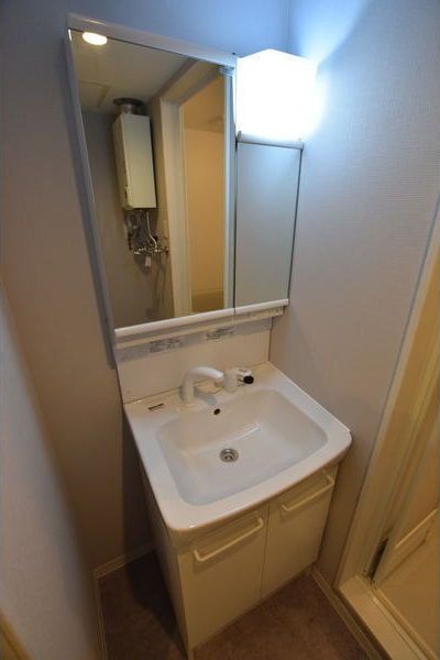 洗面設備　ゆったりとスペースのある洗面所