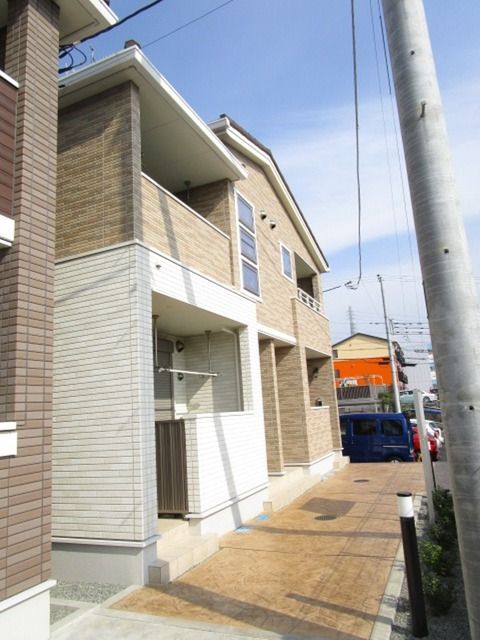 小田急小田原線 本厚木駅 バス乗車時間：15分 最寄りバス停で下車 徒歩8分 築13年
