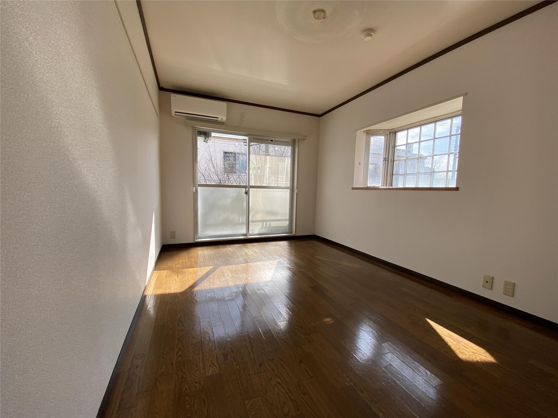居室・リビング　角部屋２面採光のお部屋です