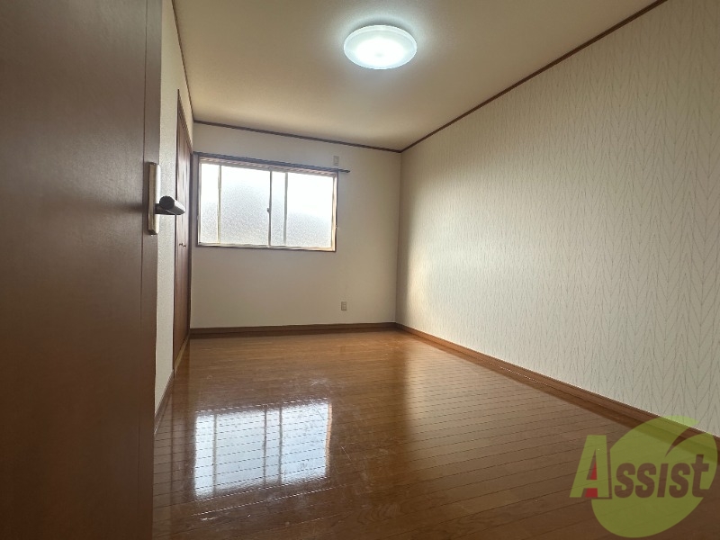 その他部屋・スペース　７．５帖の洋室です。広々として、きれいですね。
