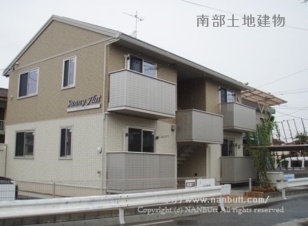 建物外観　2013年9月築の軽量鉄骨造☆