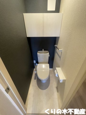 トイレ　落ち着いた色調のトイレです