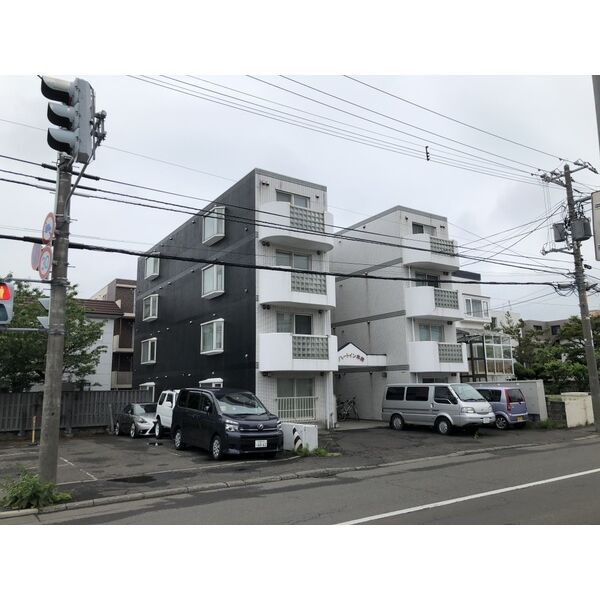 札幌市白石区本郷通のマンションの建物外観