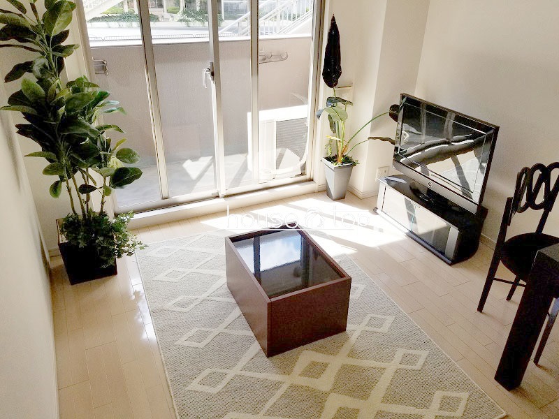 居室・リビング　広々とした洋室にはテーブルやベッドなど設置可能ですよ♪