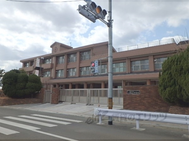 【久世郡久御山町野村のマンションの中学校】