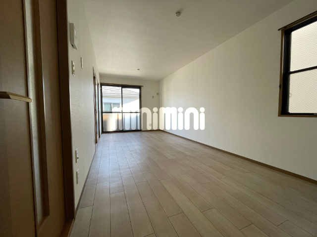 居室・リビング　日当たりのよい明るいリビング