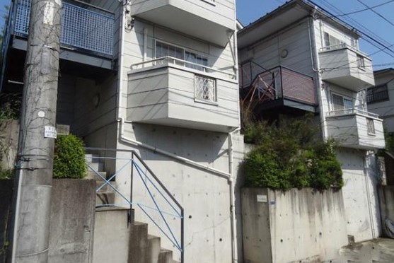 川崎市多摩区西生田のアパートの建物外観
