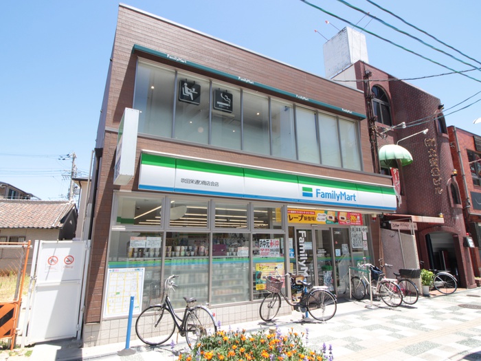 コンビニ　ファミリーマート（コンビニ）まで500m