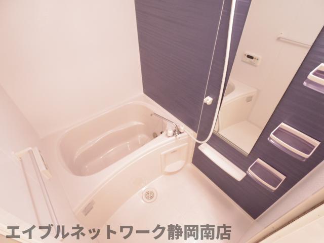 バス・シャワールーム　落ち着いた空間のお風呂です