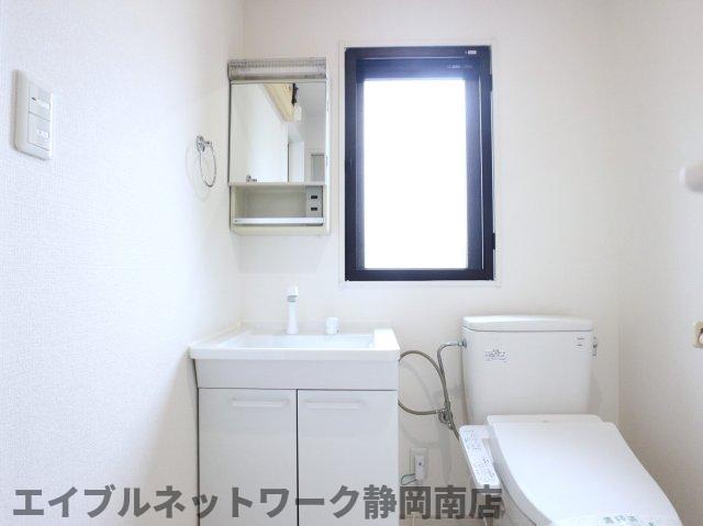 洗面設備　ゆったりとスペースのある洗面所
