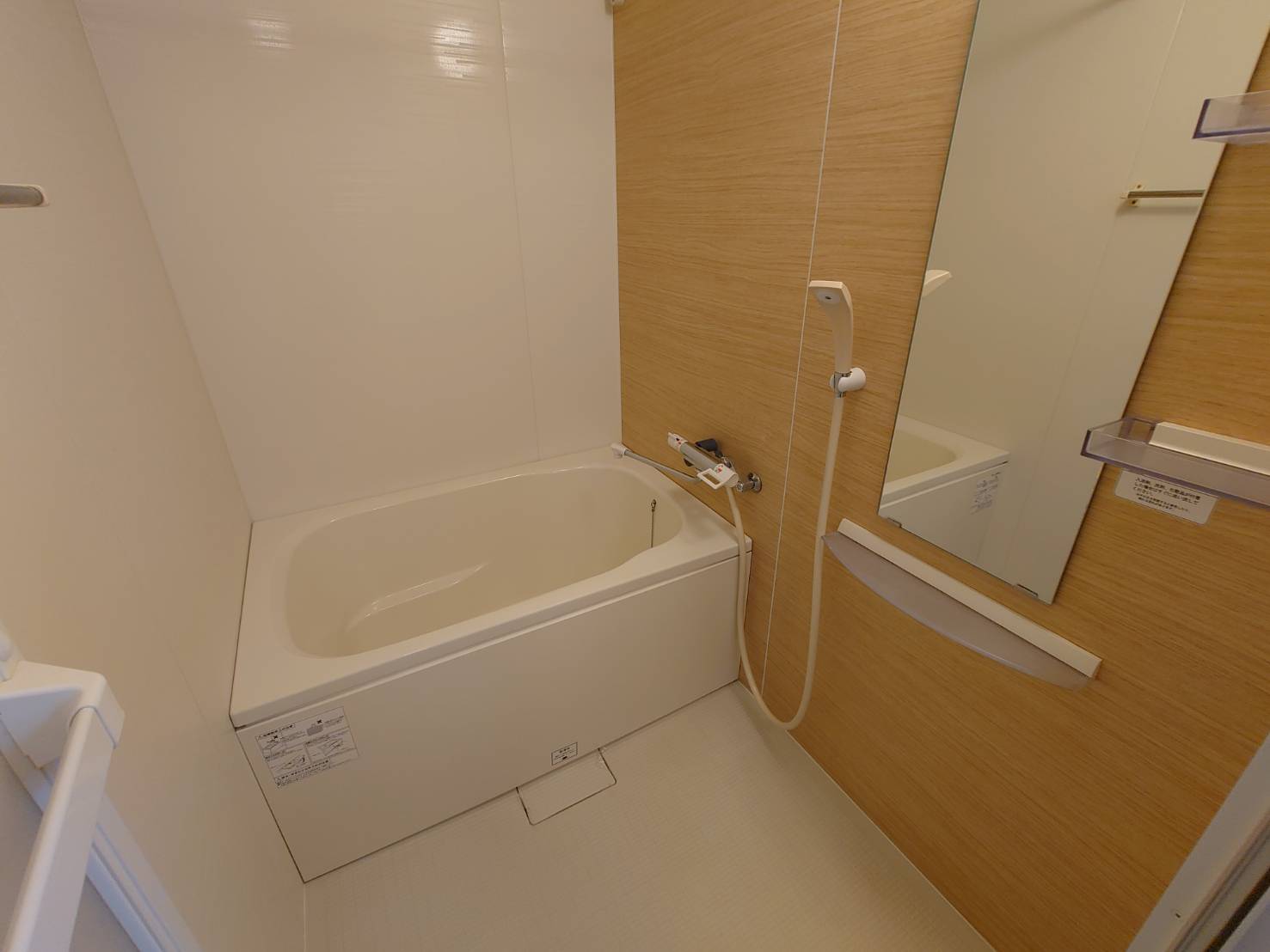 バス・シャワールーム　木目がお洒落な洋室