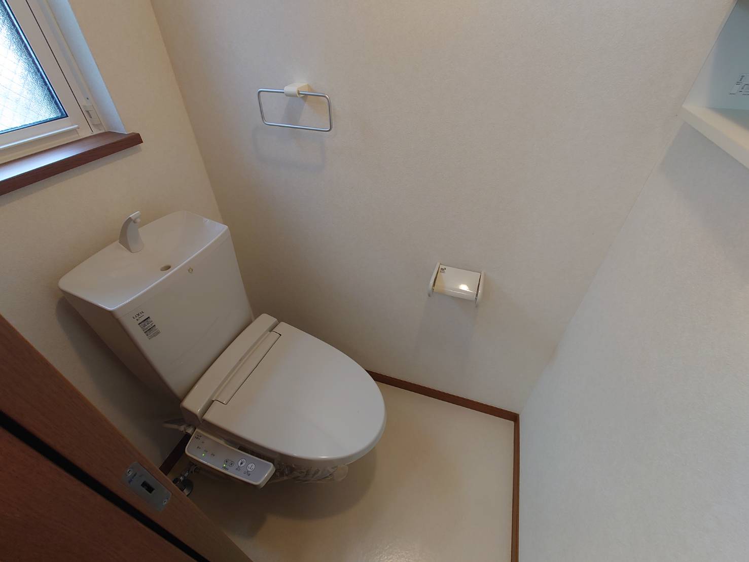 トイレ　温水便座・窓付き