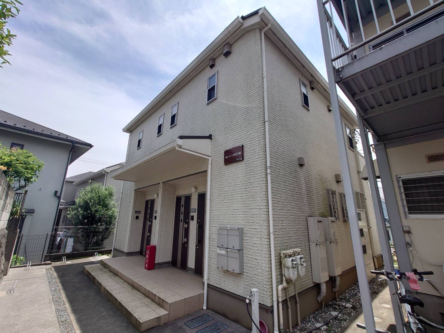 建物外観　白を基調とした落ち着いた外観