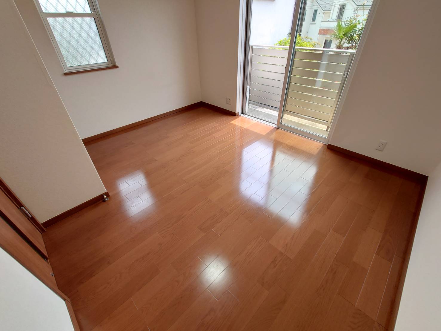 居室・リビング　2面採光の洋室