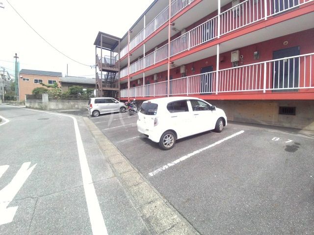 【額田郡幸田町大字芦谷のマンションの駐車場】