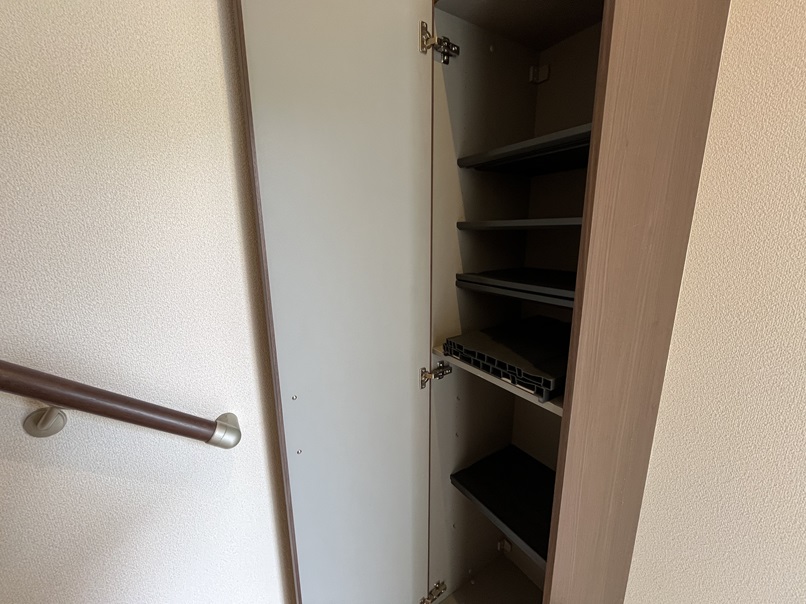 玄関　下駄箱内