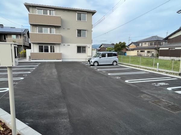 【彦根市野口町のアパートの駐車場】